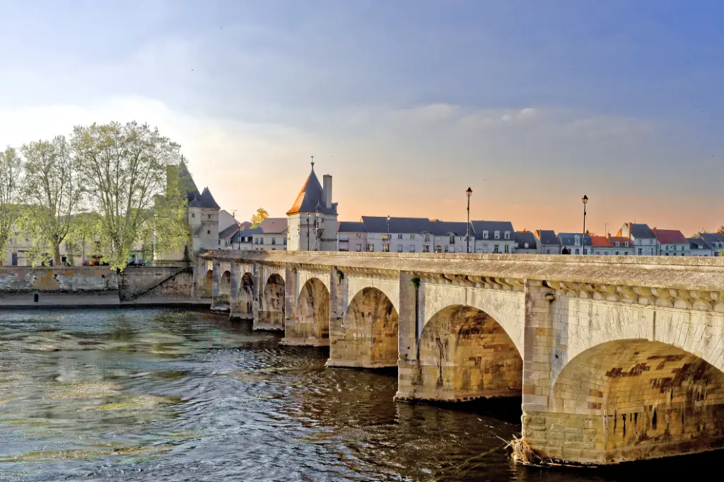 Die Brücke Heinrich IV. in Chatellerault, Frankreich, wurde im 16. Jahrhundert erbaut.