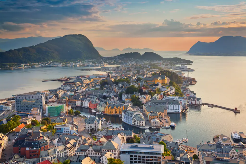 Bild der norwegischen Stadt Alesund während der goldenen Stunde.