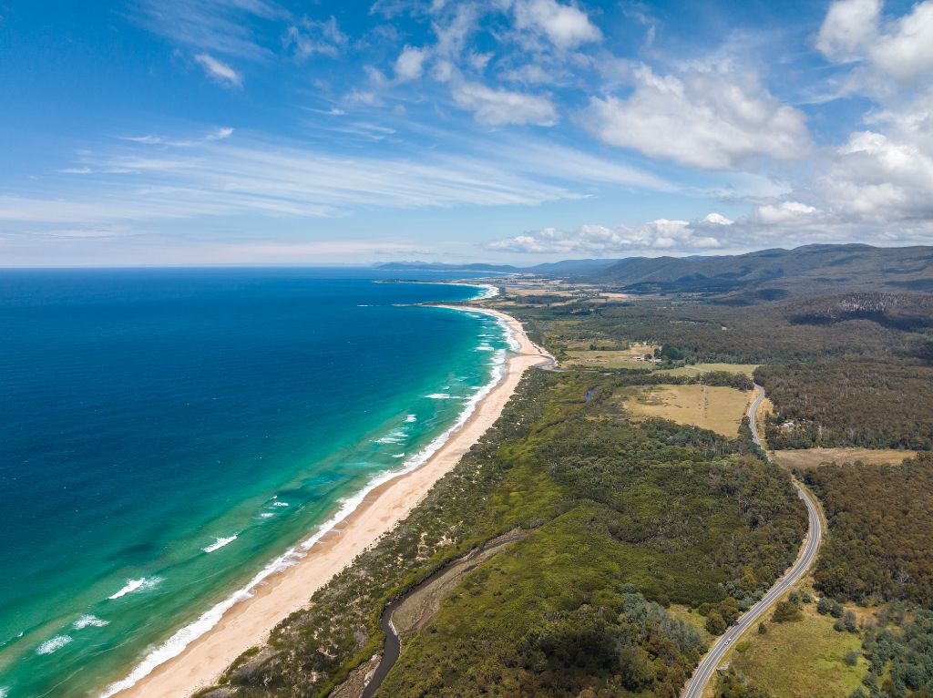 Küstenlinie mit Landschaft und Strand in Tasmanien