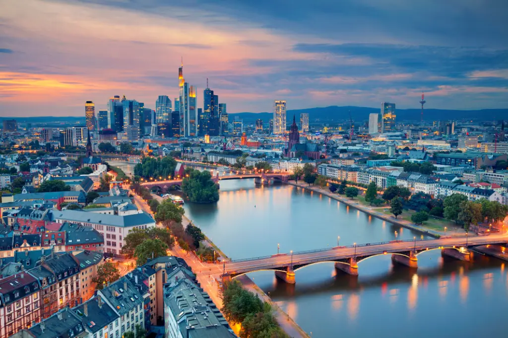 Bild der Skyline von Frankfurt am Main während der blauen Stunde der Dämmerung.