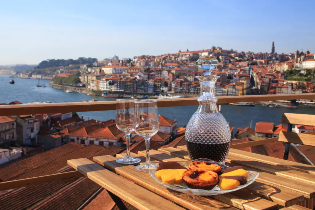 Tisch mit Blick auf einen wunderbaren Blick auf den Fluss in Porto, Portugal.