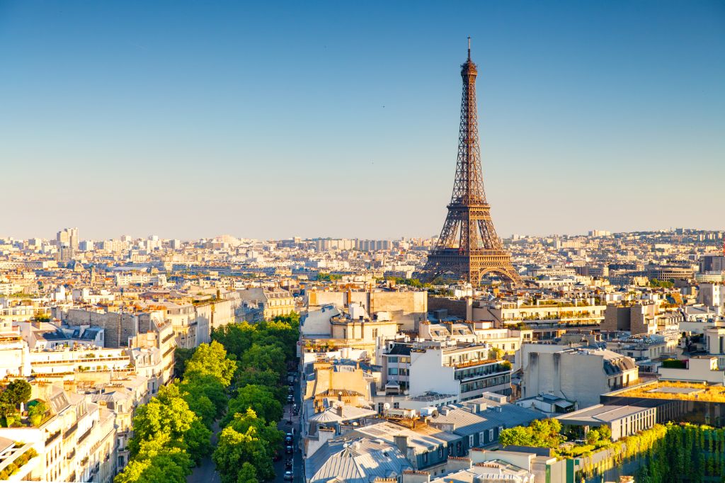 Eiffelturm in Paris aus der Ferne mit Häusern